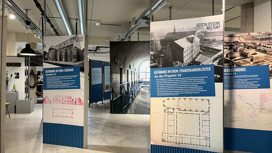 Ausstellungsraum mit Informationswänden über das ehemalige Franziskanerkloster und historische Ansichten.
