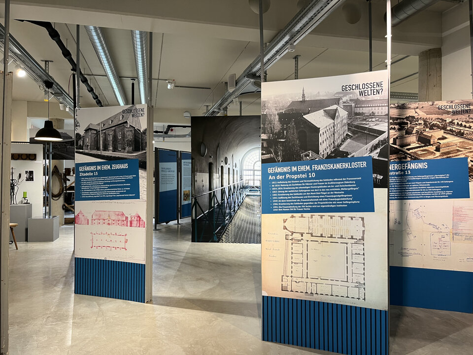 Ausstellungsraum mit Informationswänden über das ehemalige Franziskanerkloster und historische Ansichten.