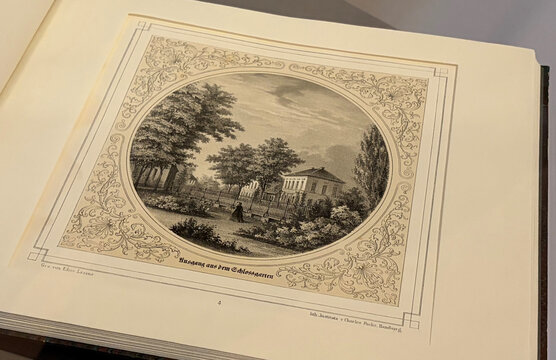 Historische Schwarz-Weiß-Illustration eines Gartens mit einem Gebäude im Hintergrund, umgeben von Bäumen und Pflanzen.