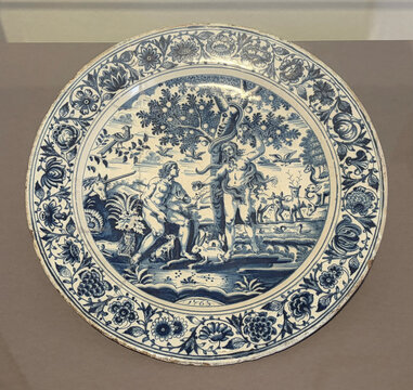 Dekoratives Teller mit blauen Motiven, zeigt mythologische Figuren und zahlreiche Pflanzen und Tiere. Jahr 1763.