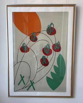 Abstrakte Kunst mit roten und grünen Formen, Linien und geometrischen Elementen auf einem hellen Hintergrund.