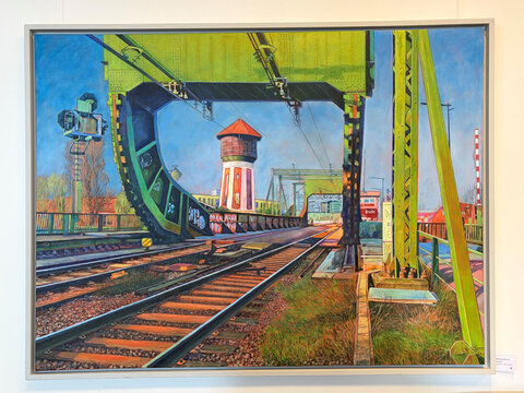 Farbenfrohe Darstellung eines Bahndamms mit einer Brücke und einem Wasserturm, umgeben von grünen Strukturen und Schienen.