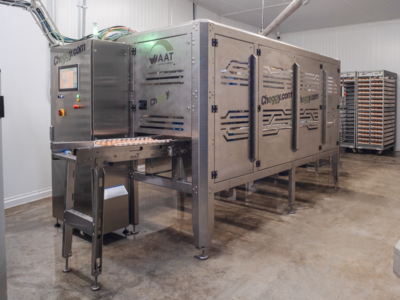 Moderne Maschinenanlage zur Verarbeitung von Lebensmitteln, aus Edelstahl, in einer Produktionshalle.