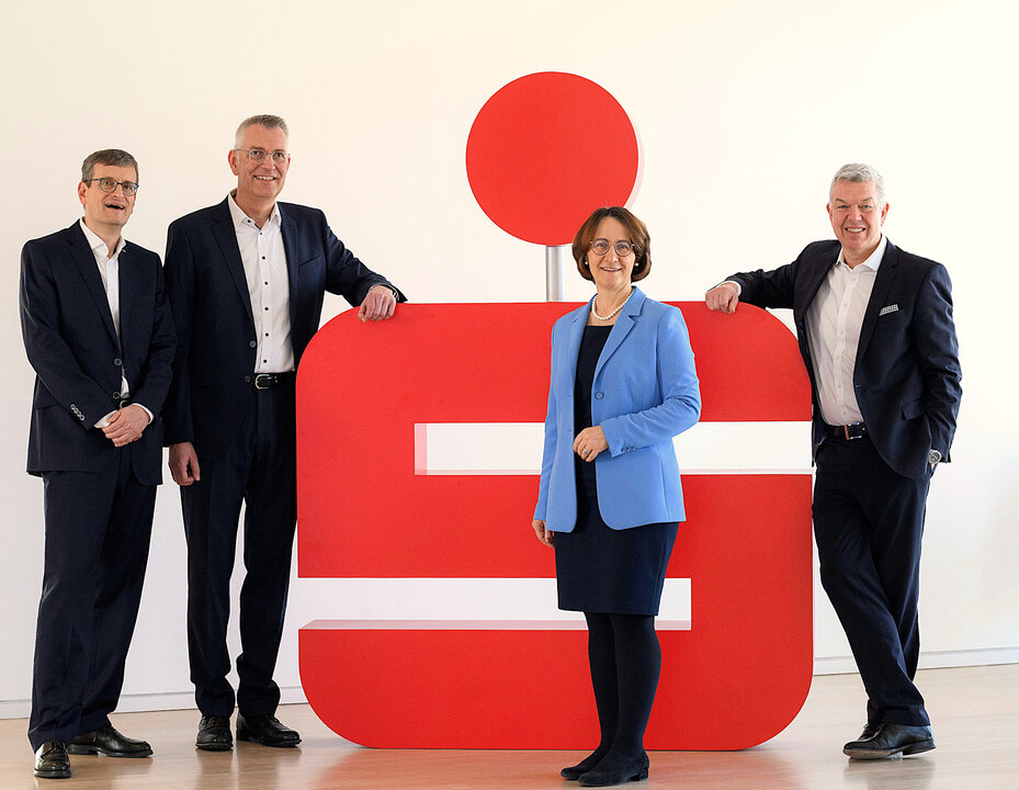 Vorstand der LzO vor einem großen Signet der LzO.