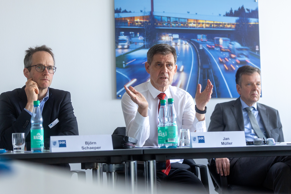 Der Vorstand der IHK bei der Pressekonferenz.