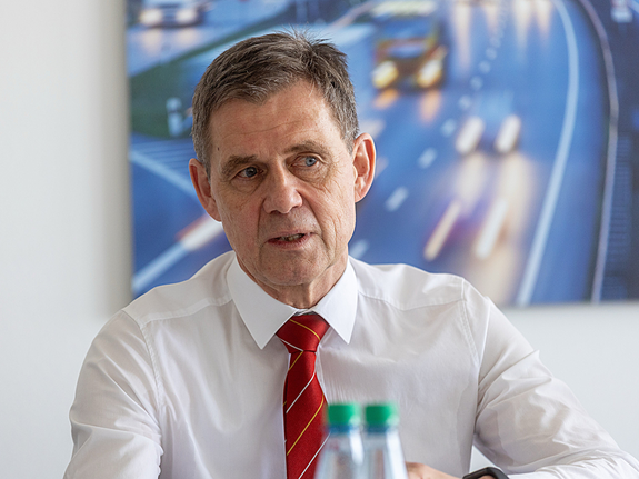 Jan Müller bei der Pressekonferenz.