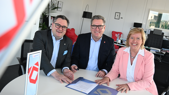 Der Vorstand der Öffentlichen sitzt an einem Tisch im Büro und präsentiert die Zahlen von 2025.