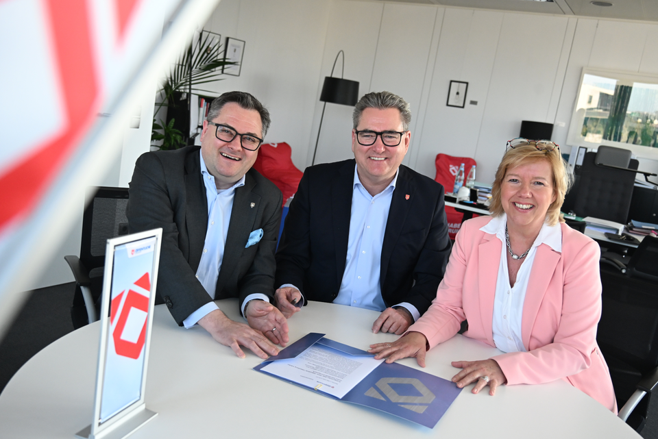 Der Vorstand der Öffentlichen sitzt an einem Tisch im Büro und präsentiert die Zahlen von 2025.