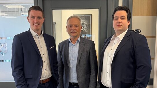 Christian Klaener, Ralf Bahrs und Kolja Mertens stehen nebeneinander im Büro.