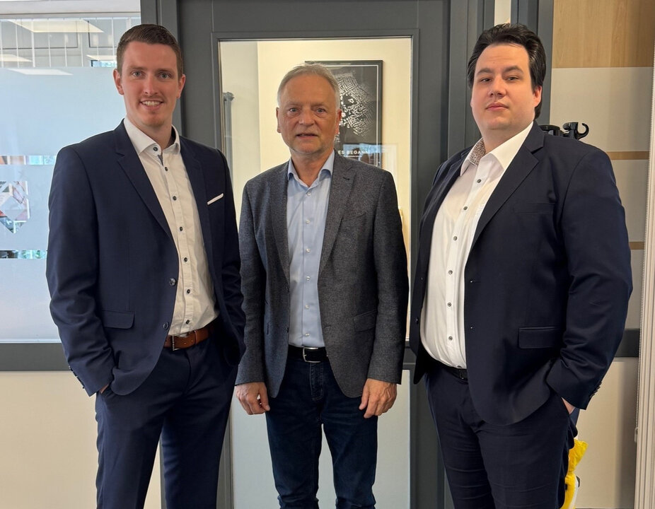 Christian Klaener, Ralf Bahrs und Kolja Mertens stehen nebeneinander im Büro.