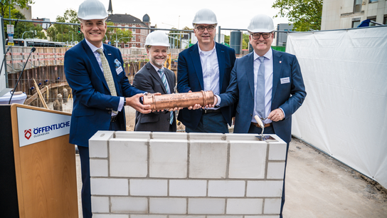 Dr. Ulrich Knemeyer, Gerald Heere,  Jürgen Krogmann und Jürgen Müllender bei der Grundsteinlegung des neuen Direktionsgebäudes der Öffentlichen Oldenburg. 