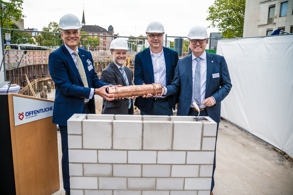 Dr. Ulrich Knemeyer, Gerald Heere,  Jürgen Krogmann und Jürgen Müllender bei der Grundsteinlegung des neuen Direktionsgebäudes der Öffentlichen Oldenburg. 