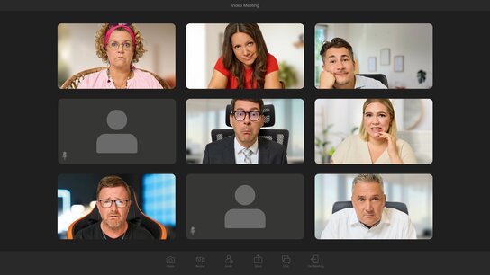 Neun Personen in einem virtuellen Meeting, verschiedene Gesichtsausdrücke, einige Zuschauer, einige aktiv am Gespräch.
